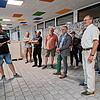 Bauleiter Tobias Schwarz (links) erläutert den Mitgliedern des Technischen und Umwelt Ausschusses den aktuellen Stand der ...