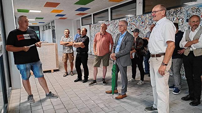 Bauleiter Tobias Schwarz (links) erläutert den Mitgliedern des Technischen und Umwelt Ausschusses den aktuellen Stand der ...