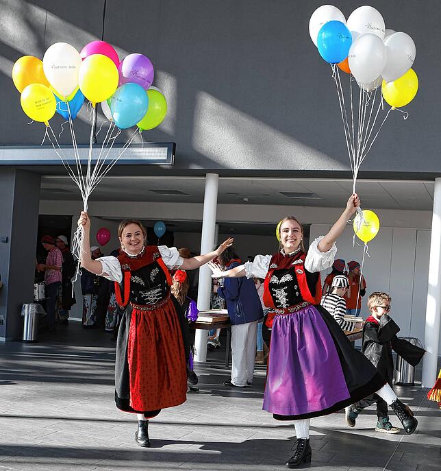 Noch einmal völlig losgelöst bei der Fastnacht 2024, Stefanie Höfler (links) und Ramona Willmann.