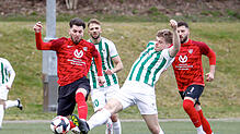 Eren Bayrak vom VfB Villingen (links) im Duell mit Max Uhing von der DJK Villingen. Die Stadtnachbarn liefern sich in der Kreisliga A 1 ...