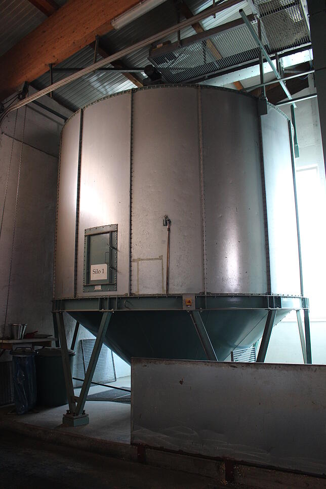 Mehrere solcher Silos befinden sich in der Halle der Baargold GmbH. In einem Silo haben 40 Tonnen Rapssaat Platz. Also genau so viel, ...