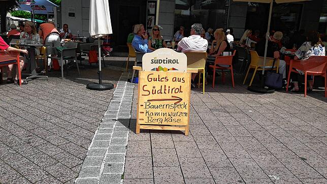 Vorübergehend vom Marktplatz verschwunden: Der Stand gutes aus Südtirol ist hinter das Österreichische Schlösschen verbannt worden.