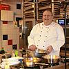 Vor dem Kochen hat Jürgen Veeser alle Zutaten und Hilfsmittel parat. Aus der Küche des Gasthofs zum Adler in Wahlwies gibt er den ...