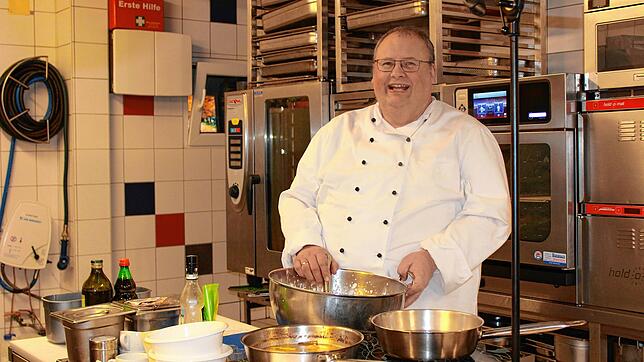 Vor dem Kochen hat Jürgen Veeser alle Zutaten und Hilfsmittel parat. Aus der Küche des Gasthofs zum Adler in Wahlwies gibt er den ...