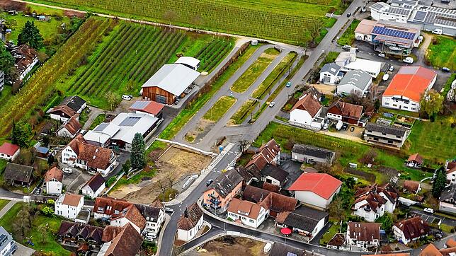Der Weilerkapellen-Parkplatz in Bodman (Mitte), der ortsauswärts entlang der Kaiserpfalzstraße erweitertet werden soll, ist ein ...