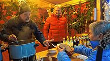 Der Präsident des Lions-Clubs Hochschwarzwald, Arthur Merz (links), und Ralf Aartsen (Mitte) verkaufen Gulaschsuppe. Der Erlös soll für ...