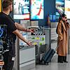 Dreharbeiten am Bodensee-Airport in Friedrichshafen: Lewis von Alberti an der Kamera, sein erster Kameraassistent Joshua Ewert an der ...