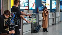 Dreharbeiten am Bodensee-Airport in Friedrichshafen: Lewis von Alberti an der Kamera, sein erster Kameraassistent Joshua Ewert an der ...
