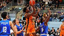 Der Schwenninger Keeving Etienne (am Ball) soll am Samstag Stefan Ilzhöfer, den Schlüsselspieler der College Wizards aus Karlsruhe aus ...