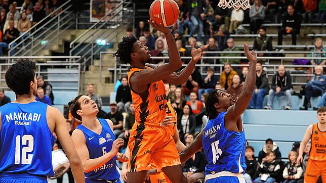 Der Schwenninger Keeving Etienne (am Ball) soll am Samstag Stefan Ilzhöfer, den Schlüsselspieler der College Wizards aus Karlsruhe aus ...