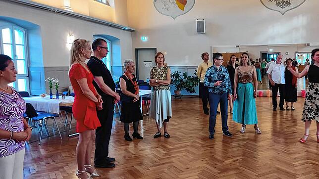 Lana Zinchenko und Yulia Pivtorak aus der Ukraine (rechts im Vordergrund) erklären beim Einsteiger-Workshop der Milonga die ...