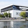 Hier, im Bereich des Holzsteges vor dem Bodenseeforum, kommt es in der Nacht zum Samstag, 28. Juni, zu einer gefährlichen Körperverletzung.