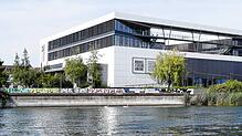Hier, im Bereich des Holzsteges vor dem Bodenseeforum, kommt es in der Nacht zum Samstag, 28. Juni, zu einer gefährlichen Körperverletzung.