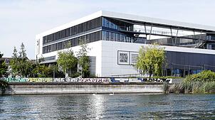 Hier, im Bereich des Holzsteges vor dem Bodenseeforum, kommt es in der Nacht zum Samstag, 28. Juni, zu einer gefährlichen Körperverletzung.