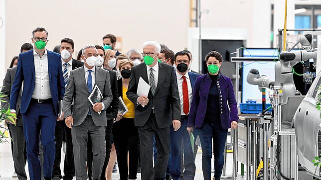Ein große Regierungstruppe werden Winfried Kretschmann und Thomas Strobl um sich herum versammeln &ndash; eine zu große, wie Kritiker sagen.