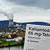 Jodtabletten, die der Bevölkerung im Umfeld eines Kernkraftwerks kostenfrei zur Verfügung gestellt werden, im Hintergrund ist das ...