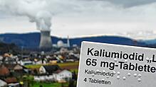 Jodtabletten, die der Bevölkerung im Umfeld eines Kernkraftwerks kostenfrei zur Verfügung gestellt werden, im Hintergrund ist das ...