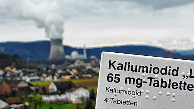 Jodtabletten, die der Bevölkerung im Umfeld eines Kernkraftwerks kostenfrei zur Verfügung gestellt werden, im Hintergrund ist das ...