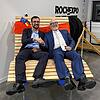 Die beiden Bürgermeister Pierrick Ducimetiere (links) und Rainer Stolz weihten das Gastgeschenk der Stockacher direkt ein.