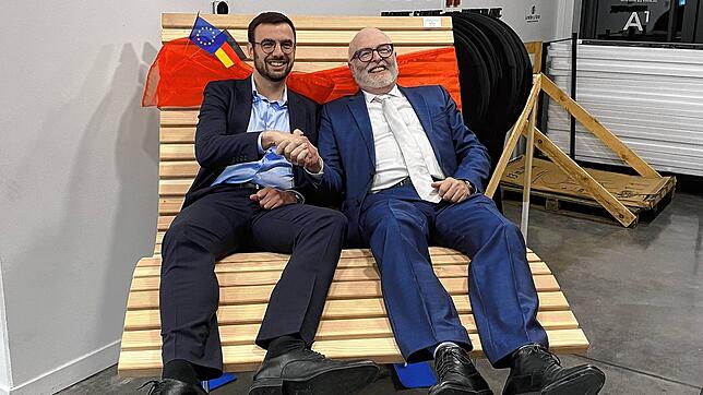 Die beiden Bürgermeister Pierrick Ducimetiere (links) und Rainer Stolz weihten das Gastgeschenk der Stockacher direkt ein.