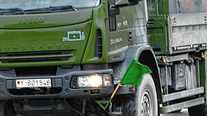 Die grüne Fahne zeigt das letzte Fahrzeug einer Kolonne an. Bild: Gerd Feuerstein