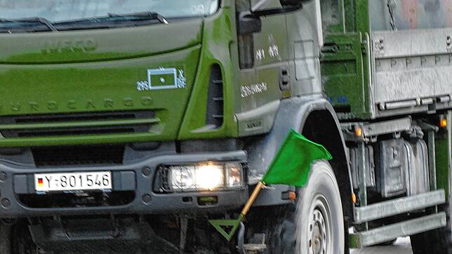 Die grüne Fahne zeigt das letzte Fahrzeug einer Kolonne an. Bild: Gerd Feuerstein
