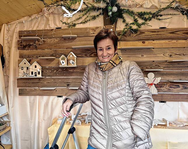 Marianne Frick aus Mengen räumt den Stand ein. Ihr Mann Ernst hat die Deko-Artikel aus Holz das Jahr über gefertigt.