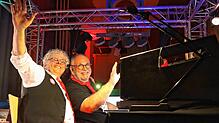 Die DJs Pauli (Gerhard Hentzel, rechts) und Chef‘l (Walter Scheffel) heizen den Besuchern am 1. März ein. Bild: Raymund Grägel