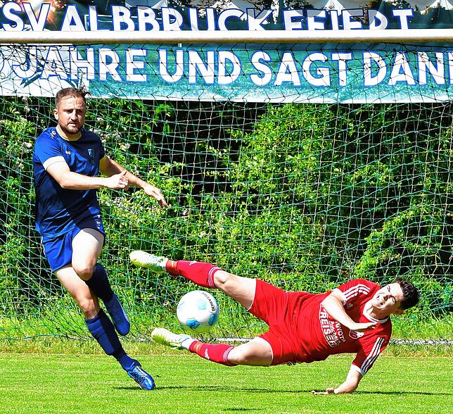 Umkämpft: Nick Baumann, der den SV Eggingen im Kellerduell in Führung brachte, war hier im Zweikampf mit Timm Steinle vom SV Albbruck ...
