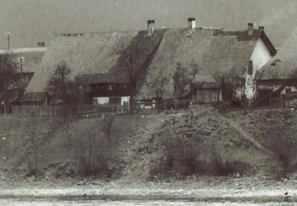 „s‘Kloster“ in Wallbach um 1930 vor dem Rheinstau für das Kraftwerk vom Rhein aus gesehen.
