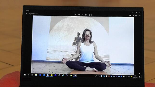 Yoga-Lehrerin Heike Lelle aus Immenstaad gibt ihre Kursen aufgrund der derzeitigen Einschränkungen inzwischen via Skype.