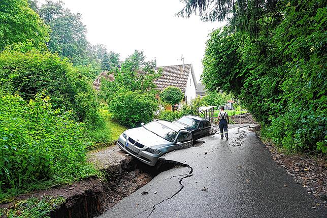 Ein Anblick, der das Starkregenereignis in Kadelburg prägte. Die eingebrochenen Autos in der Verlängerung des Trottenwegs. (Aufnahme vom ...