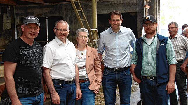 Auf dem Bild (von links): Andreas Deyer (Landwirt Altschorenhof), Norbert Lins (Vorsitzender Agrarausschuss Europaparlament), Andreas ...