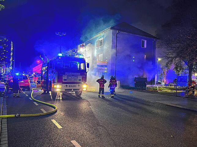 Bild 1: Großeinsatz in der Kreuzensteinstraße: Neun Menschen verletzt, Gebäude evakuiert