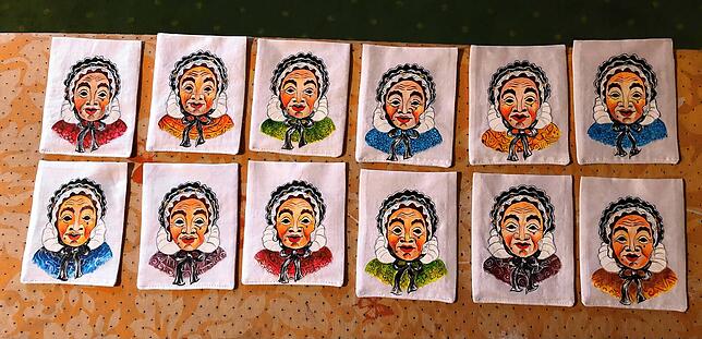 Das sind die Fasnetsfähnle der Donaueschinger Schülerfirma Ajantha, gemalt von Künstlern aus Sri Lanka.