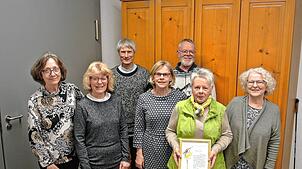 Bei der Ehrung (von links): Valerie Nyre (Chorleiterin), Roswitha Gasparini (25 Jahre), Pater Matthias Hanisch, Susanne Malzacher (25 ...