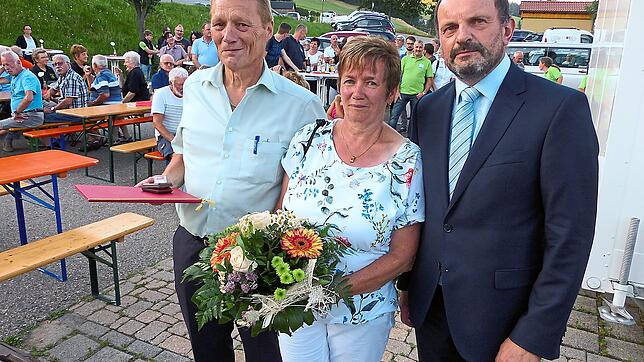 Die Bürgermedaille für seine unermüdliche ehrenamtliche Tätigkeit gibt es für den bisherigen Ortsvorsteher Karl Wehrle. Hier ist er ...