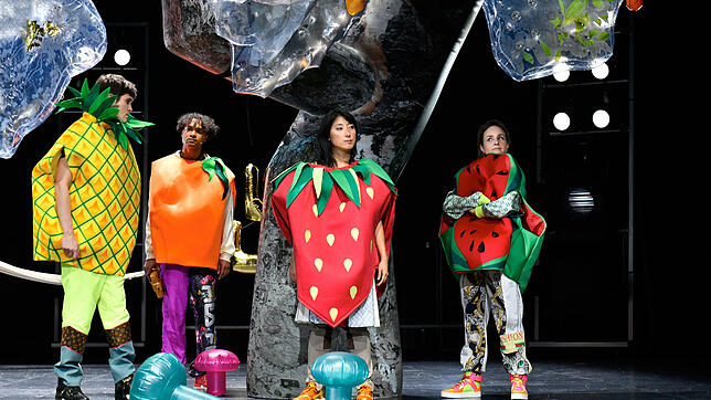 Benjamin Lillie (von links), Steven Sowah, Kotoe Karasawa und Wiebke Mollenhauer auf der Bühne des Schauspielhauses Zürich.
