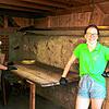Elisabeth Feist mit Barbara Bruker-Wernet (hinten) beim Pizzabacken im hofeigenen Holzofen.