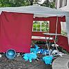 Vermutlich haben Wind und Wetter über Nacht den Testpavillon am Oberen Tor in Villingen in einen Müllplatz verwandelt. Mülltüten, ...