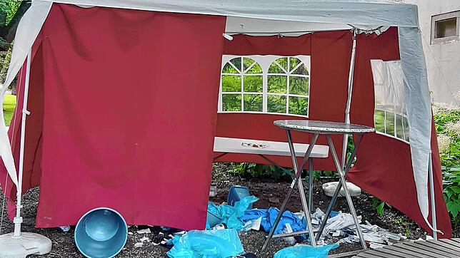Vermutlich haben Wind und Wetter über Nacht den Testpavillon am Oberen Tor in Villingen in einen Müllplatz verwandelt. Mülltüten, ...