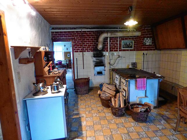 Im Haupthaus wartet Arbeit: Die alte Küche muss modernisiert werden, der Holzbackofen soll bestehen bleiben.