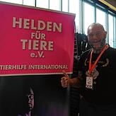 Ein harter Hund mit einem großen Herz für Tiere: Ralf Seeger wirbt auch auf der Tattoo Convention Singen für den Tierschutz.