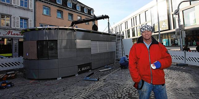 (Archivbild) Ein Blick viele Jahre zurück: So sah der Kiosk 2009 aus, als er aufgebaut wurde. Oliver Lohrer-Kohnke freute sich auf die ...