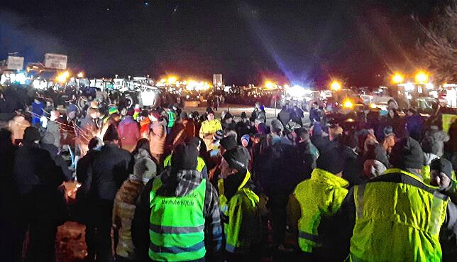 Rund 200 Landwirte nehmen nach Angaben des BHLV bei der Protestaktion bei Döggingen teil.