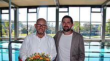 Architekt Roland Fiedler und Stadtwerke-Geschäftsführer Jochen Stein (von links) vor dem neuen Edelstahlbecken des Hallenbads. Sie ...