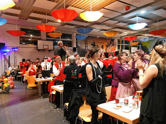 Ausgelassene Stimmung in der vollbesetzten Falkensteinhalle.