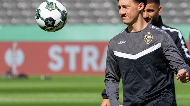 Mittelfeldstratege Angelo Stiller war nach seiner Bänderverletzung beim Abschlusstraining des VfB Stuttgart im Berliner Olympiastadion ...