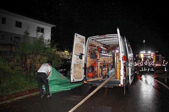 Nachdem die Feuerwehr sicher war, dass nun im Dach keine Glutnester mehr zu finden sind, reparierte noch am selben Abend direkt ein ...