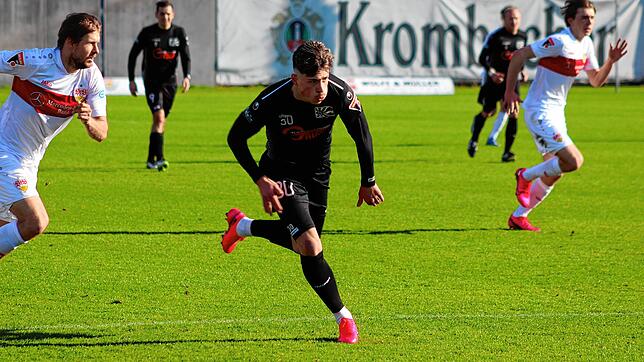 Flamur Berisha (Mitte, hier im Villinger Trikot) wechselt vom Schwarzwald zum Oberliga-Rivalen SGV Freiberg.